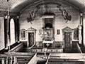 Predikstolen var placerad i väggen ovanför altaret. Ovanför koret hänger glaskronan från 1700-talet, tillverkad i Kosta.